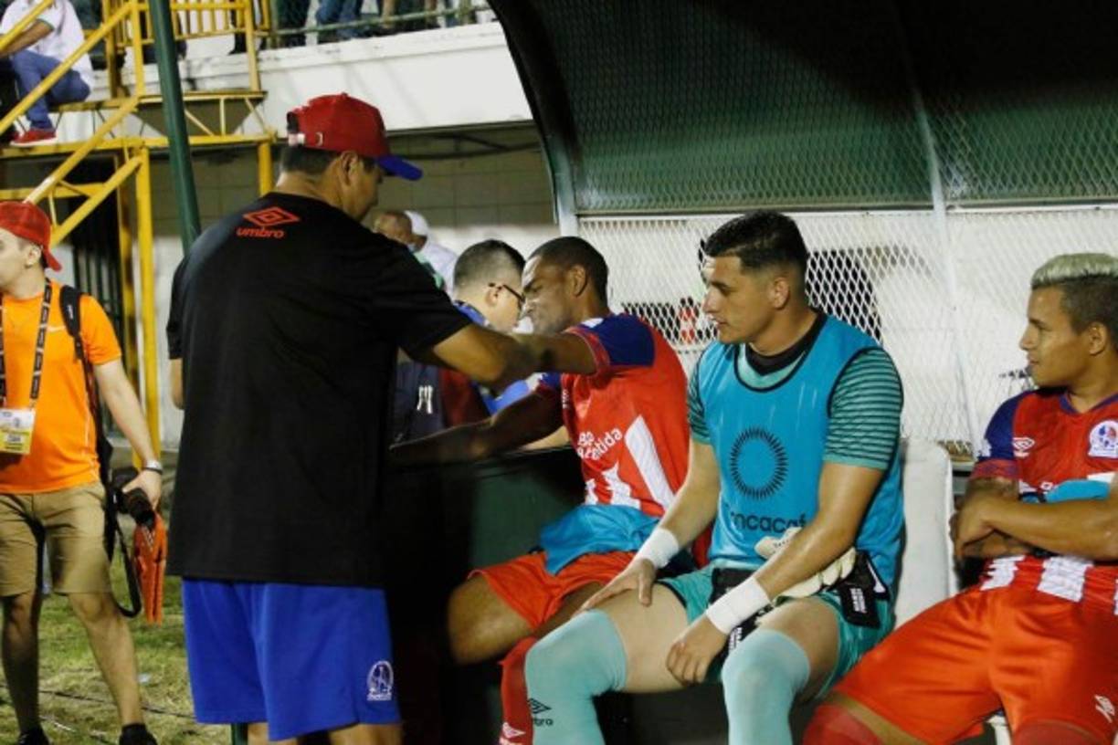 Jerry Bengtson parece que tuvo algún problema en el banco de suplentes, pero no fue grave y pudo jugar en el segundo tiempo.