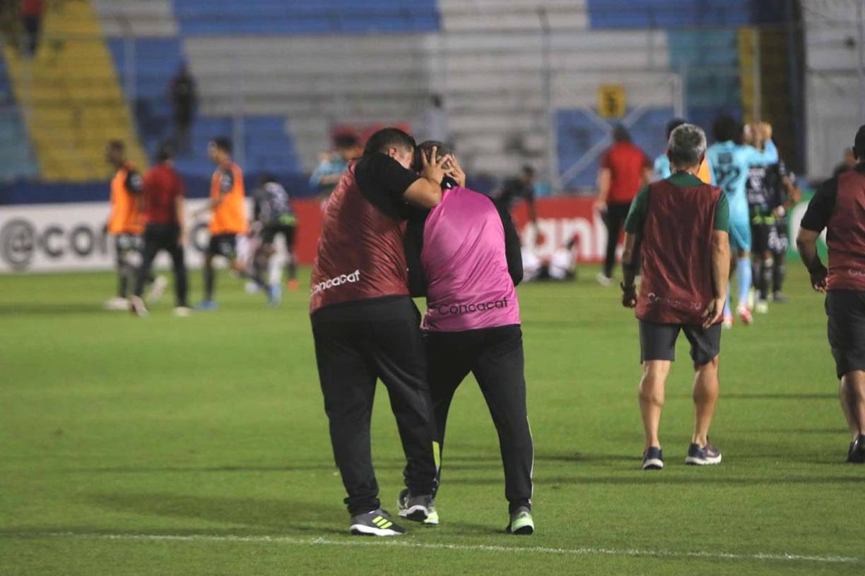 El entrenador Javier López, del Antigua, celebrando con su staff técnico la clasificación a cuartos de final.