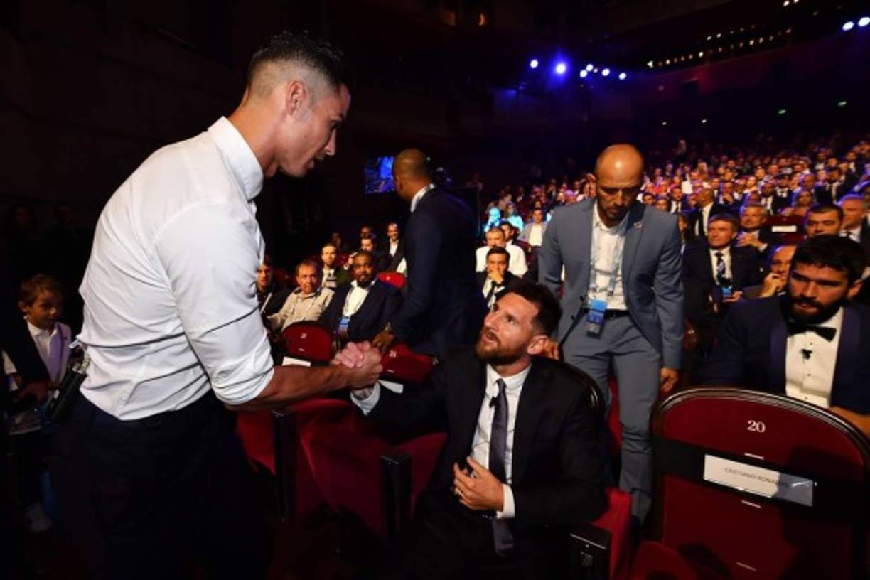 Cristiano Ronaldo saludando a Messi dentro del auditorio Forum Grimaldi de Mónaco antes del arranque del sorteo de la Champions League.