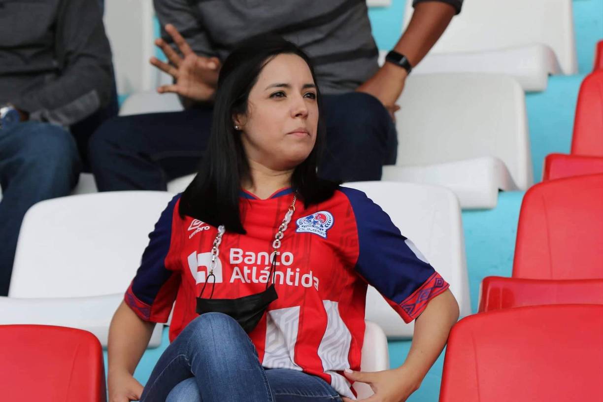 Guapas aficionadas del Olimpia se hicieron presentes en el estadio Nacional Chelato Uclés.
