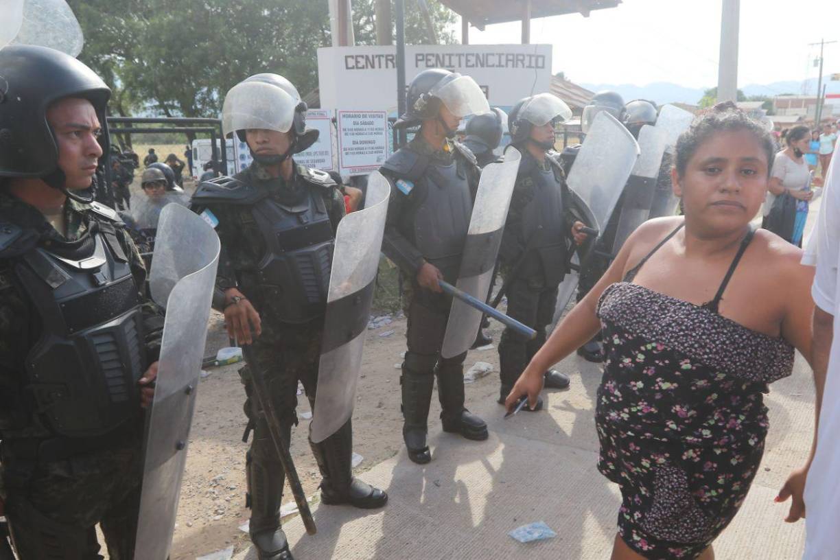 Familiares de reos esperan información de sus parientes