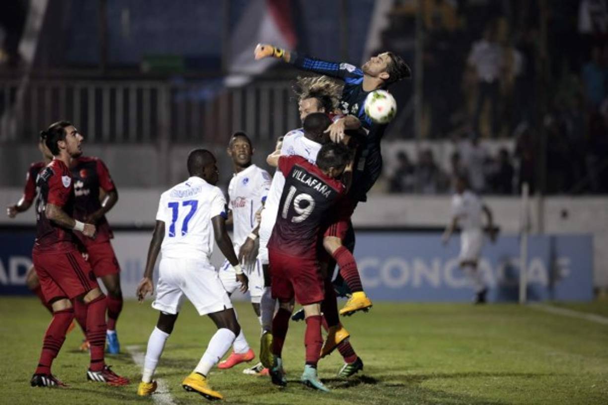 El portero del Portland Timbers, Jake Gleeson, trata de despejar un tiro de esquina del Olimpia.