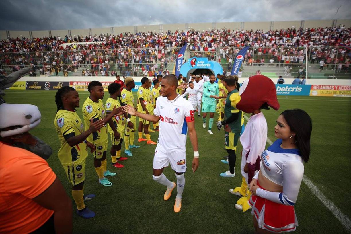 Jerry Bengtson, capitán del Olimpia, encabezó al plantel merengue en el pasillo que le hicieron los jugadores del Génesis.