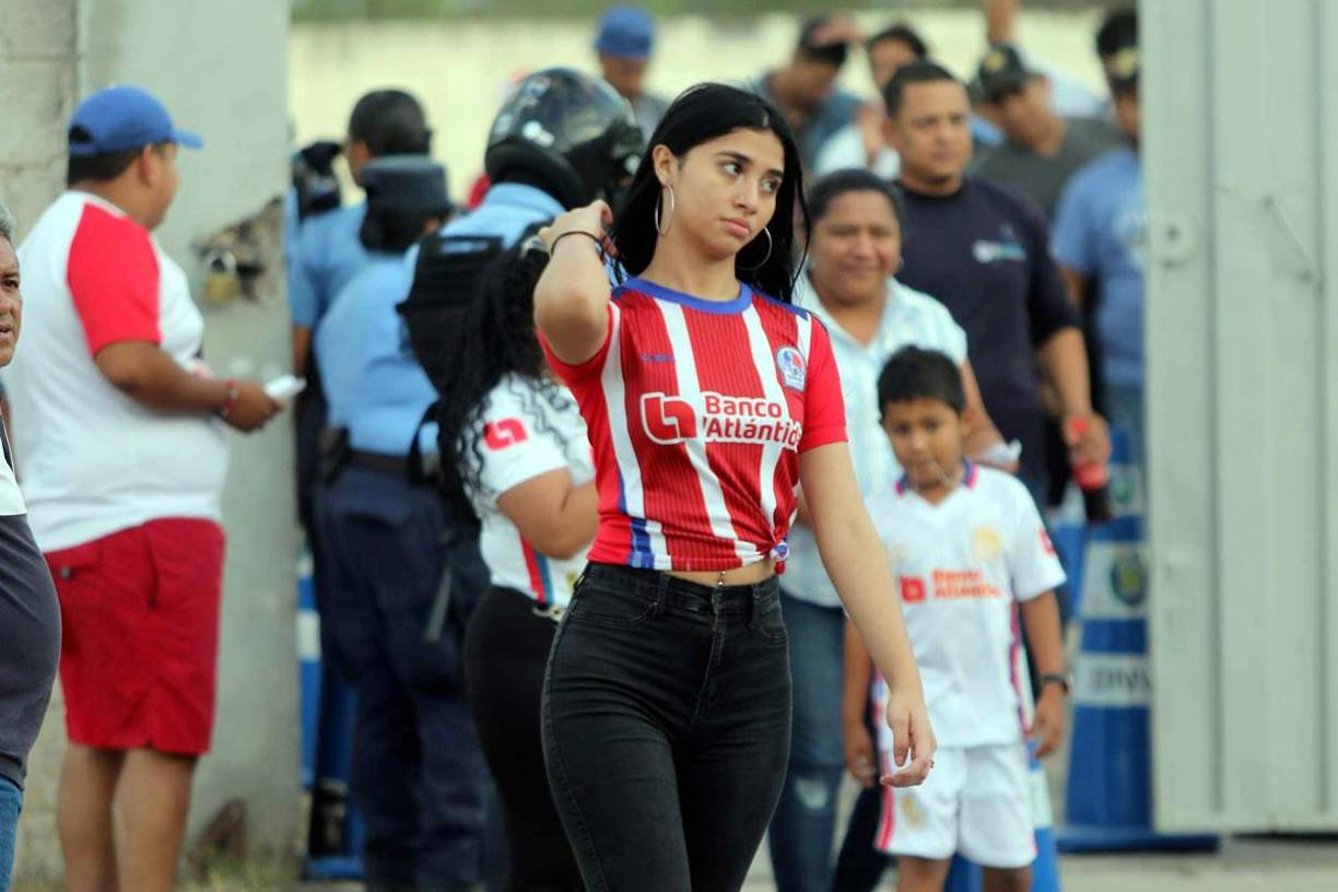 Bellas aficionadas del Olimpia asistieron a Comayagua para el partido contra el Marathón.