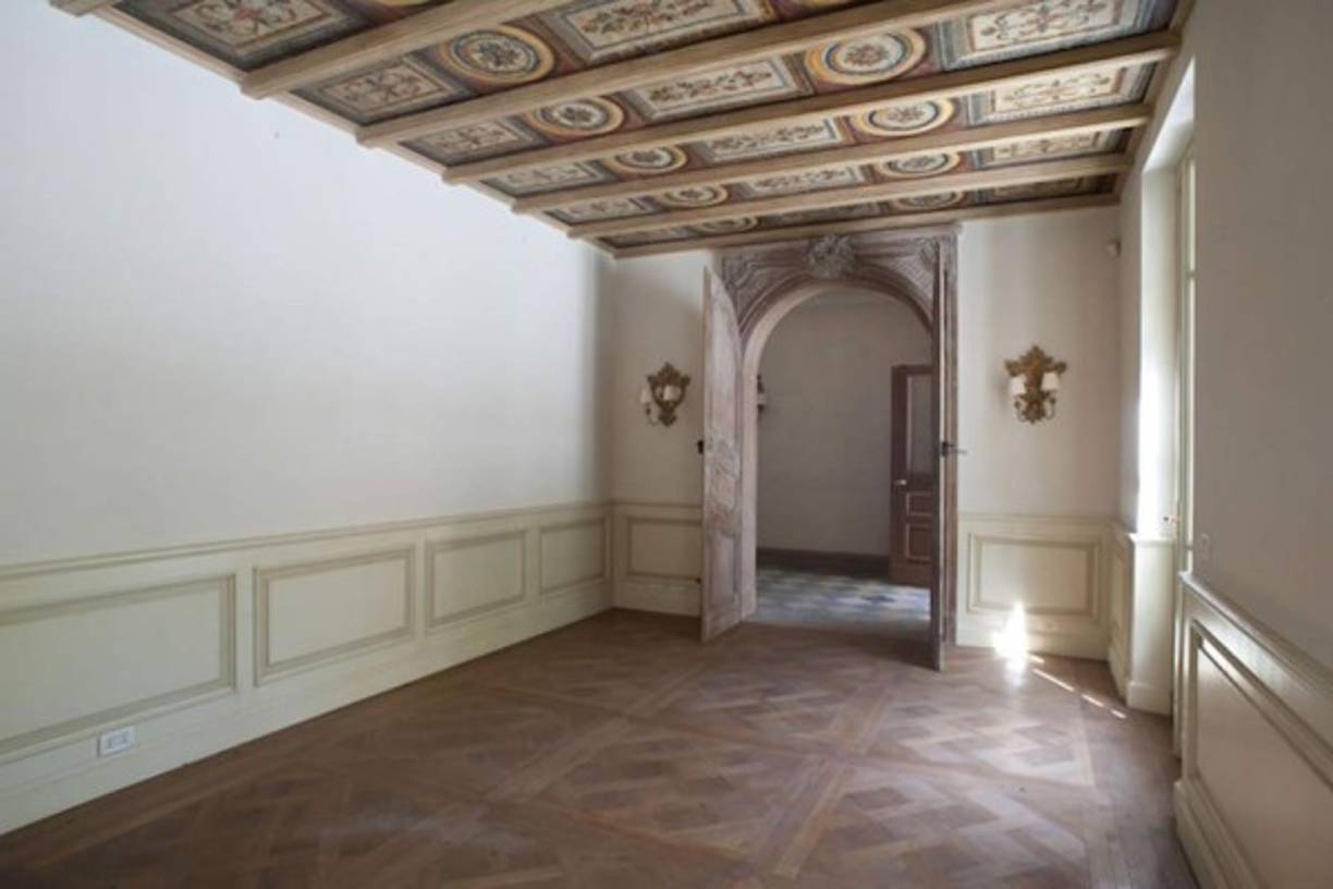 El agente inmobiliario Cesare Furbatto reconoce que 'hay una cita para visitar' la mansión.