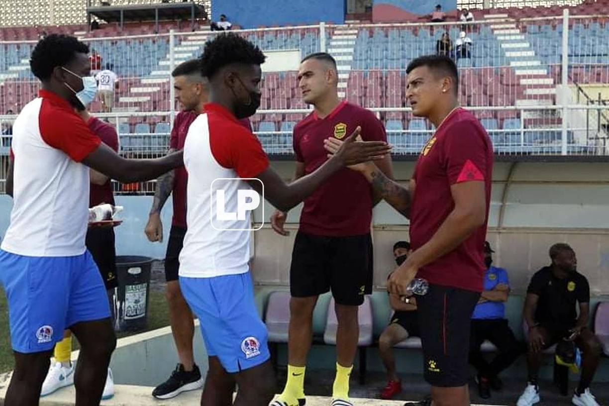 Jugadores de Olimpia y Real España se saludaron antes de enfrentarse en el clásico.