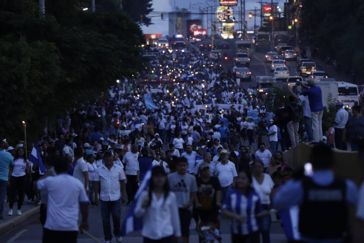 Momentáneamente, la marcha se dispersó un poco ante la agresión del gas lacrimógeno, pero poco a poco volvió a congregarse.