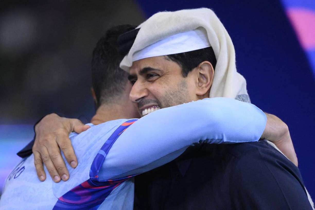 Cristiano Ronaldo se abraza con Nasser Al-Khelaifi, presidente del PSG.