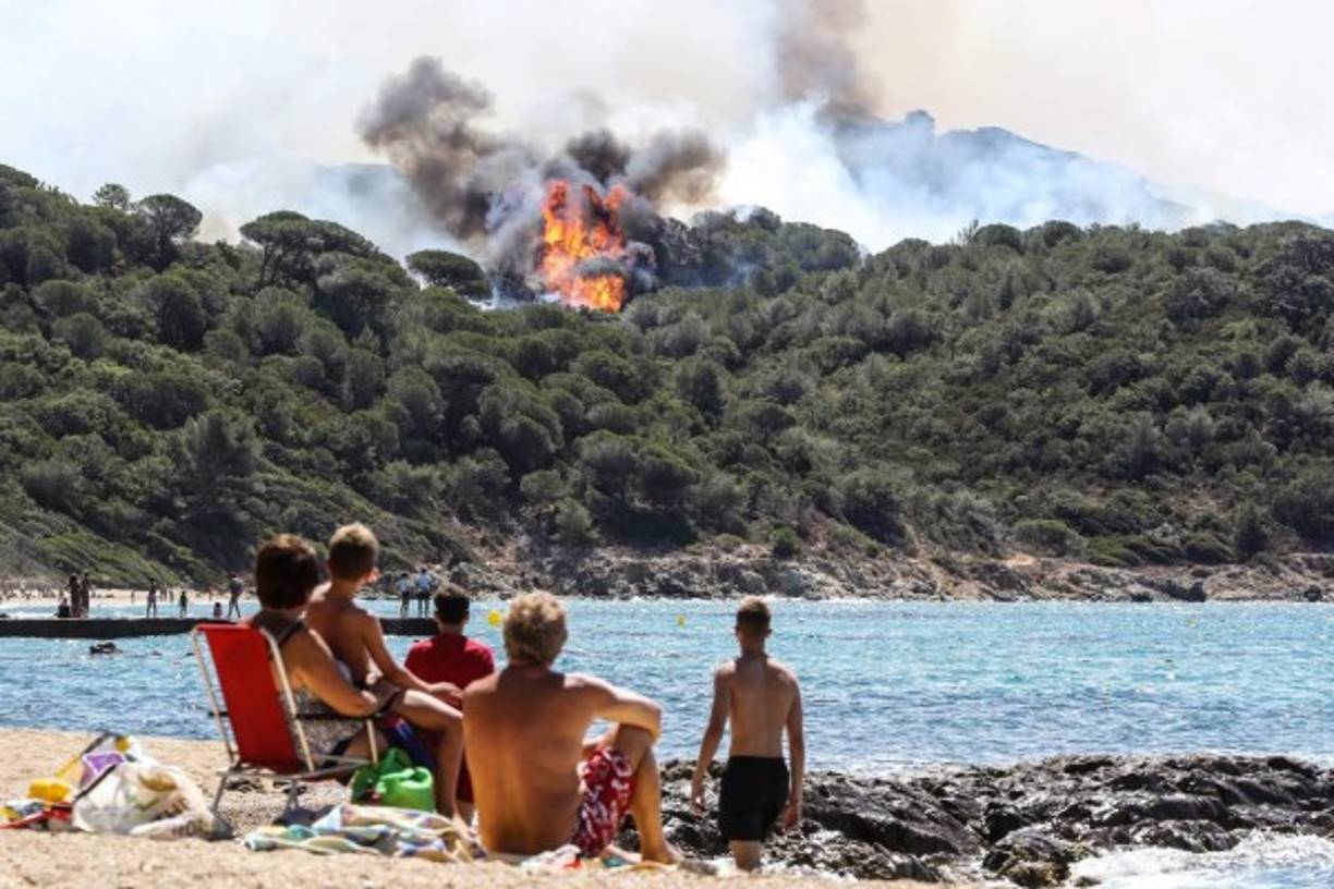 Turistas observan los incendios forestales desatados en el sureste de Francia.