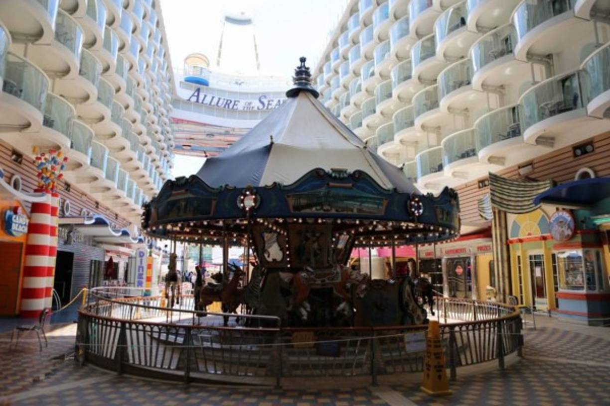 Si capacidad máxima es de 6,296 pasajeros.