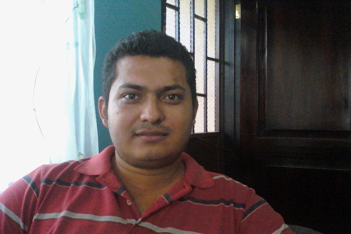 En Houston fue recibido por unos amigos y exalumnos en unos apartamentos de la 402 Garner Road de Pasadena.