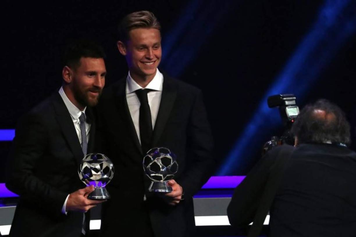 Messi posando con Frenkie de Jong, galardonado como el Mejor Mediocampista de la Champions League 2018-19.