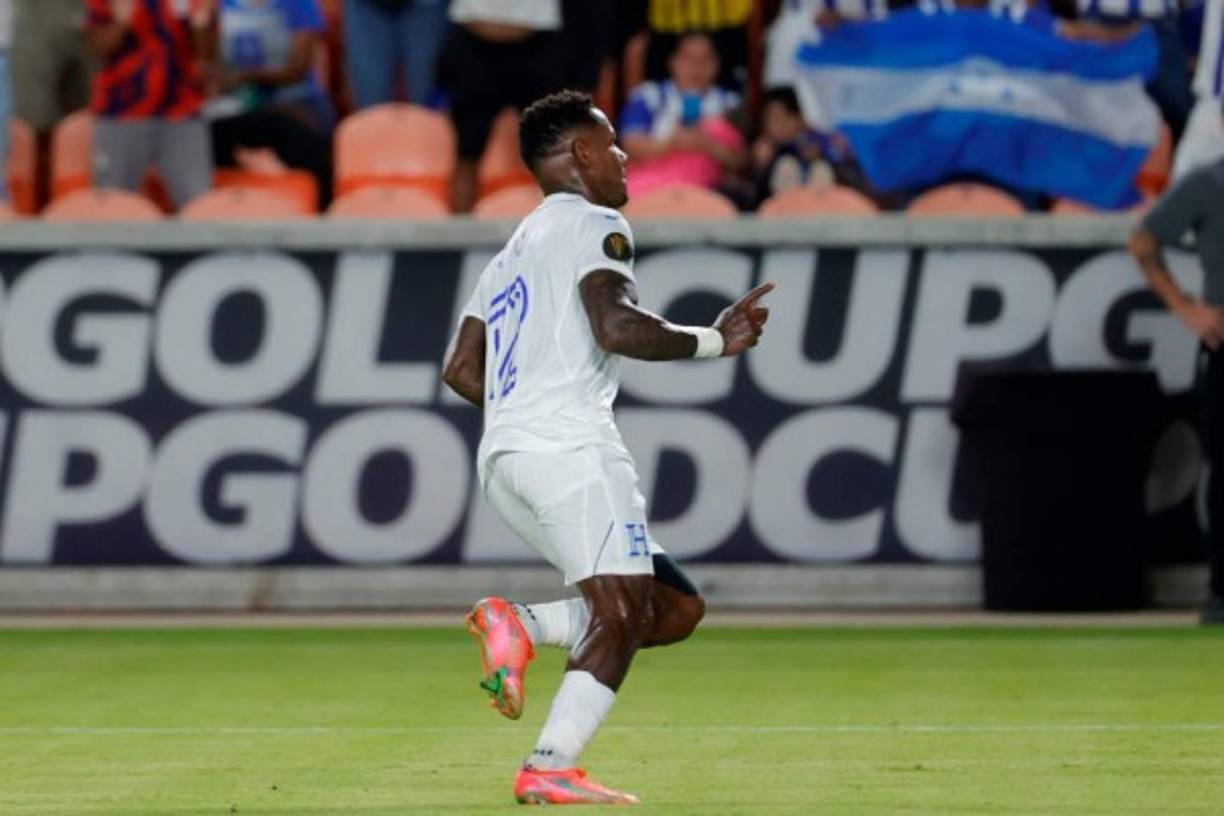 Romell Quioto corre a celebrar su gol que selló la victoria hondureña (4-0) ante los granadinos.