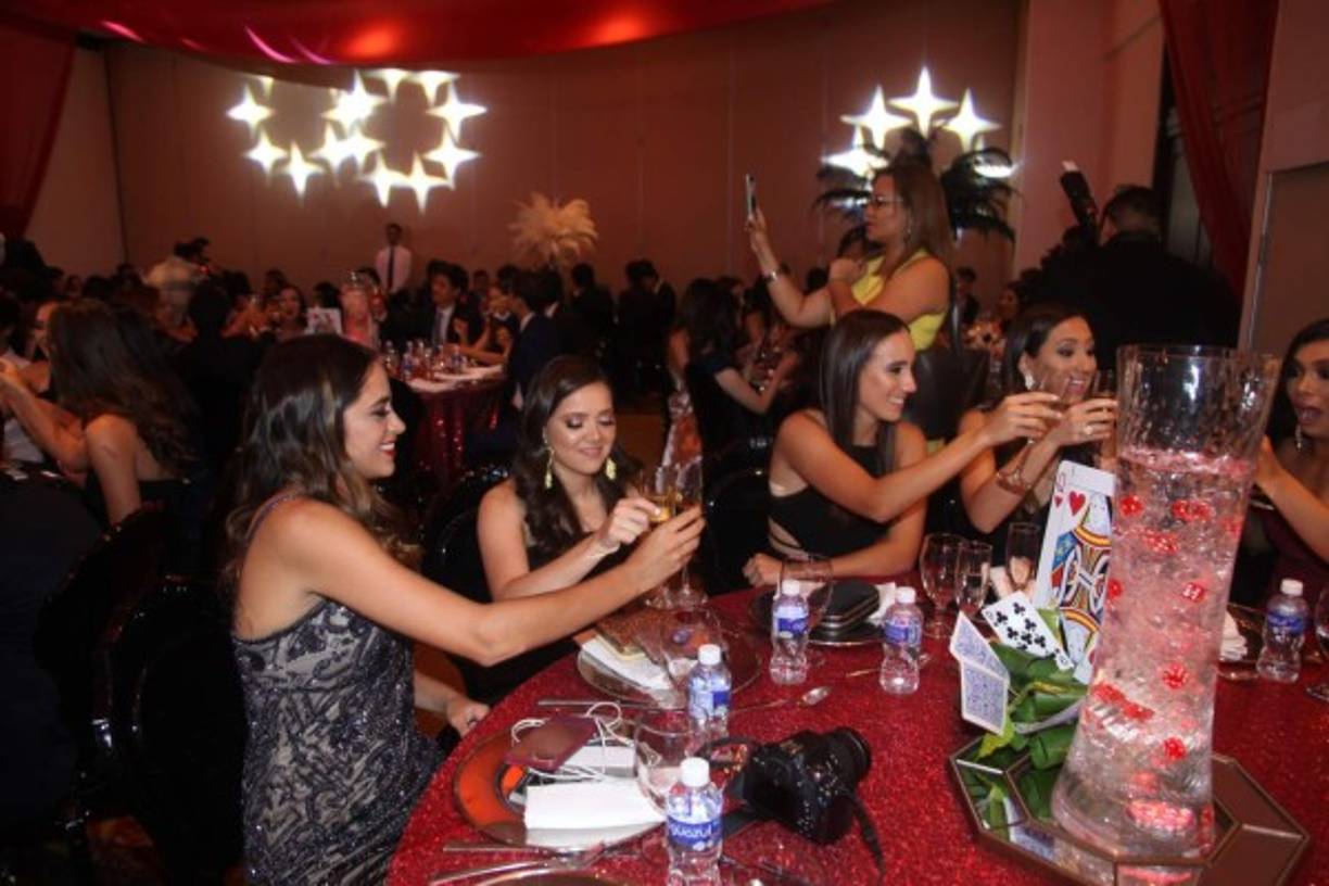 Los estudiantes brindaron por su amistad.