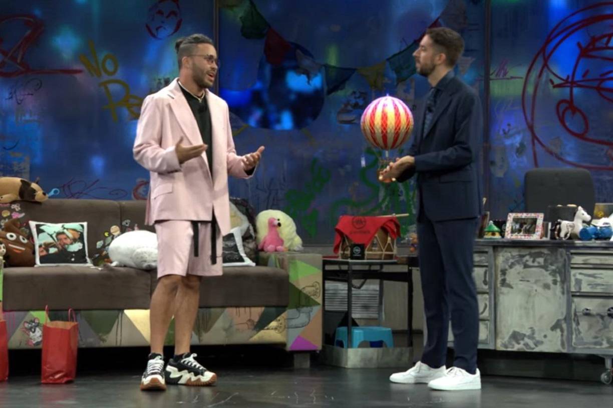 Las tensiones aumentaron con declaraciones públicas de ambos presentadores, quienes se acusaron mutuamente de sabotaje y competencia desleal. La situación se convirtió en un tema recurrente en los medios, polarizando a los seguidores de ambos programas.