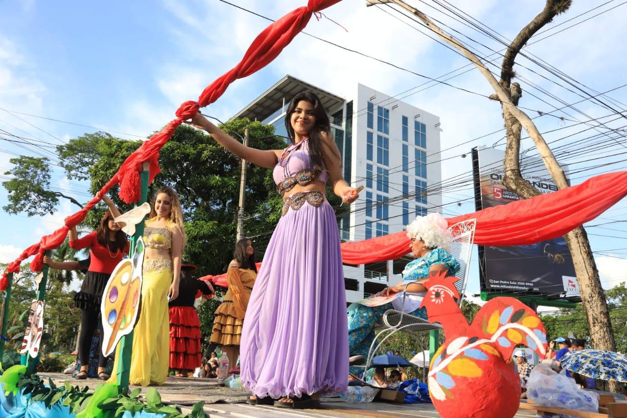 Feria Juniana 2023: Desfile de carrozas reúne a miles de familias