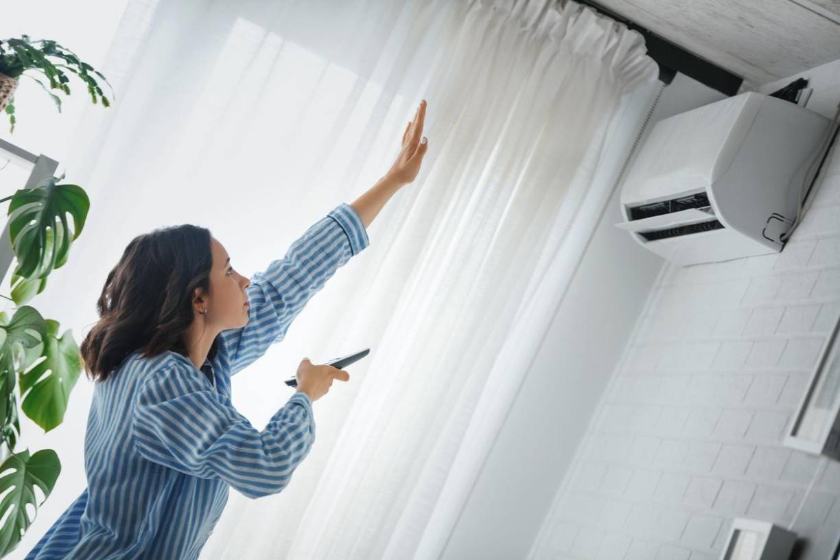 5. Regular la temperatura de la casa. El interior del hogar debe mantenerse en una temperatura no mayor a 30°C, ya que esto puede provocar molestias en el adulto mayor, como sudoración, aturdimiento e, incluso, náuseas. Mantener la ventilación adecuada, ya sea mediante el aire natural que entra por las ventanas, el uso de ventilador o aire acondicionado.