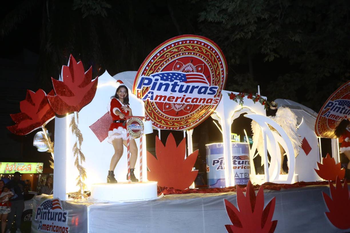 Pinturas Americana tuvo una carroza iluminada con bailarines.