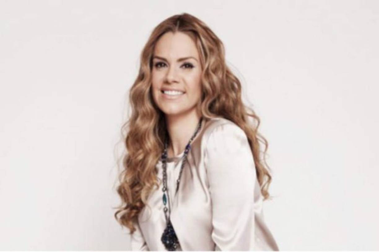 En Guadalajara, México, inició su carrera universitaria como abogada, pero abandonó los estudios para dedicarse al mundo artístico.<br/>