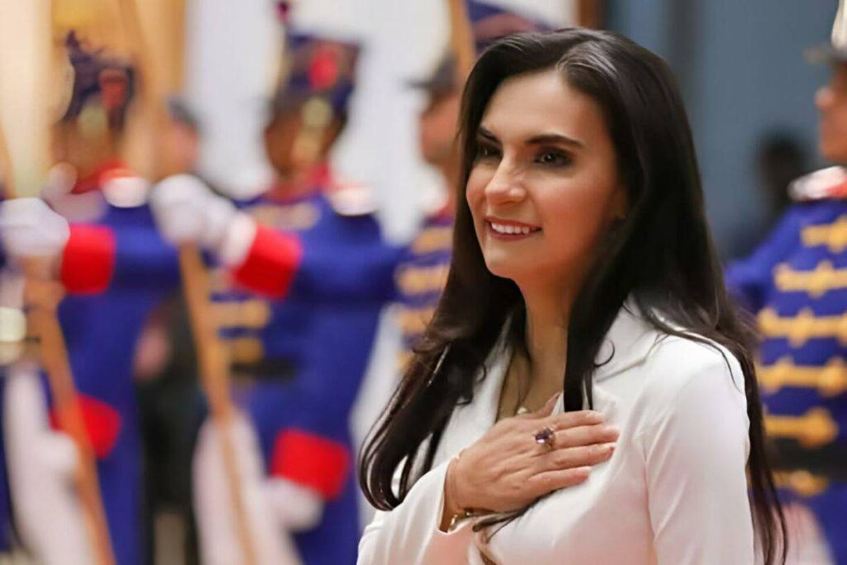 En un extracto de la denuncia de Abad, publicado por el expresidente Rafael Correa (2007-2017) en su cuenta de X, la vicepresidenta dice que haber ganado la elección ha sido una “condena” en su condición de mujer, madre y política. Ello -señaló- porque ha sido “prácticamente desterrada a otro país, en medio de una guerra”.