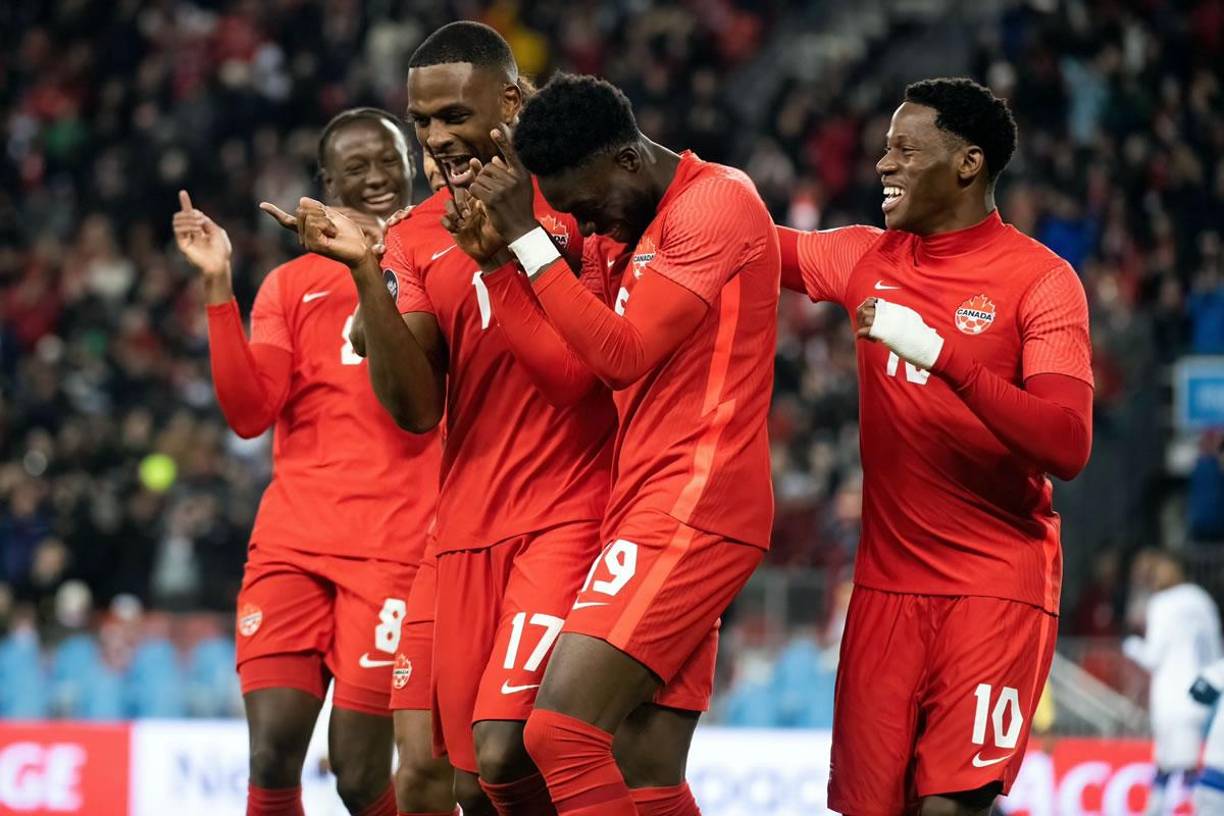 Los jugadores canadienses celebrando el primer gol de Cyle Larin contra Honduras.