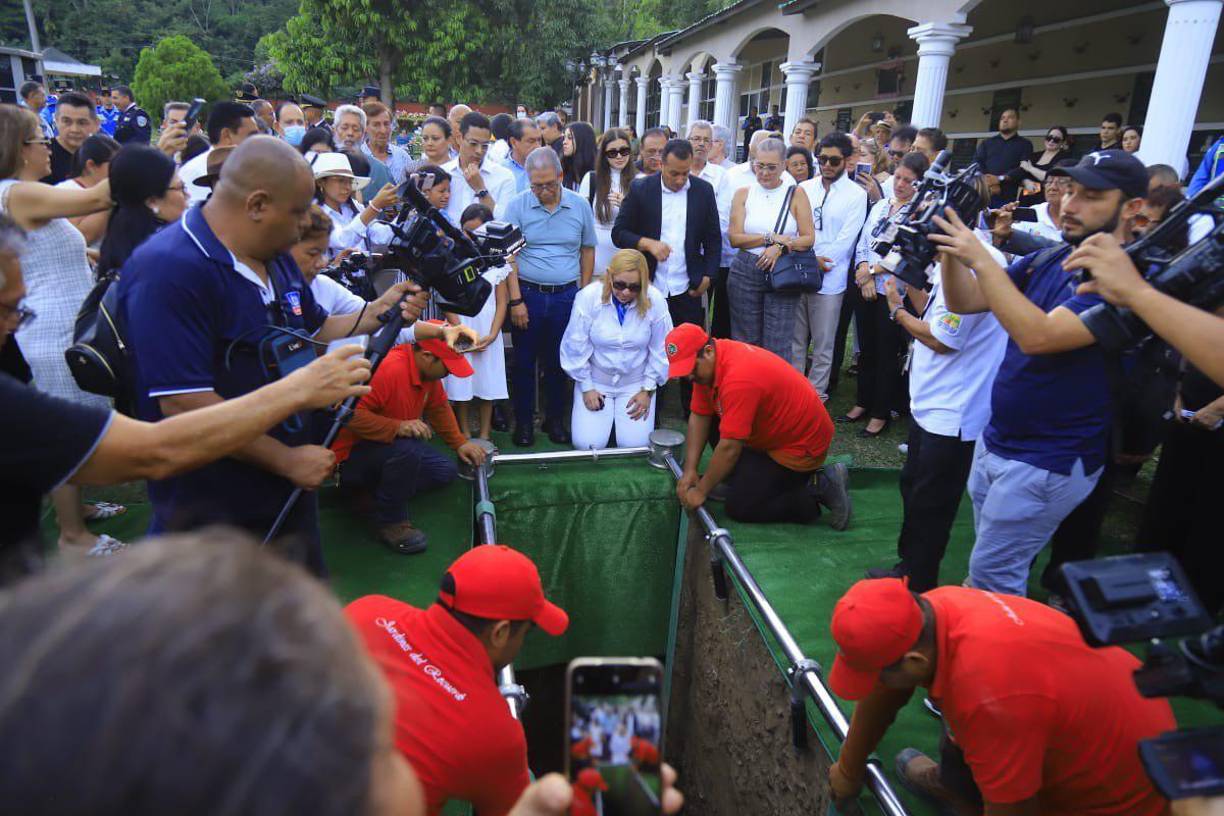 El cuerpo de Moisés Canelo ya está en el cementerio Jardines del Recuerdo para su sepelio