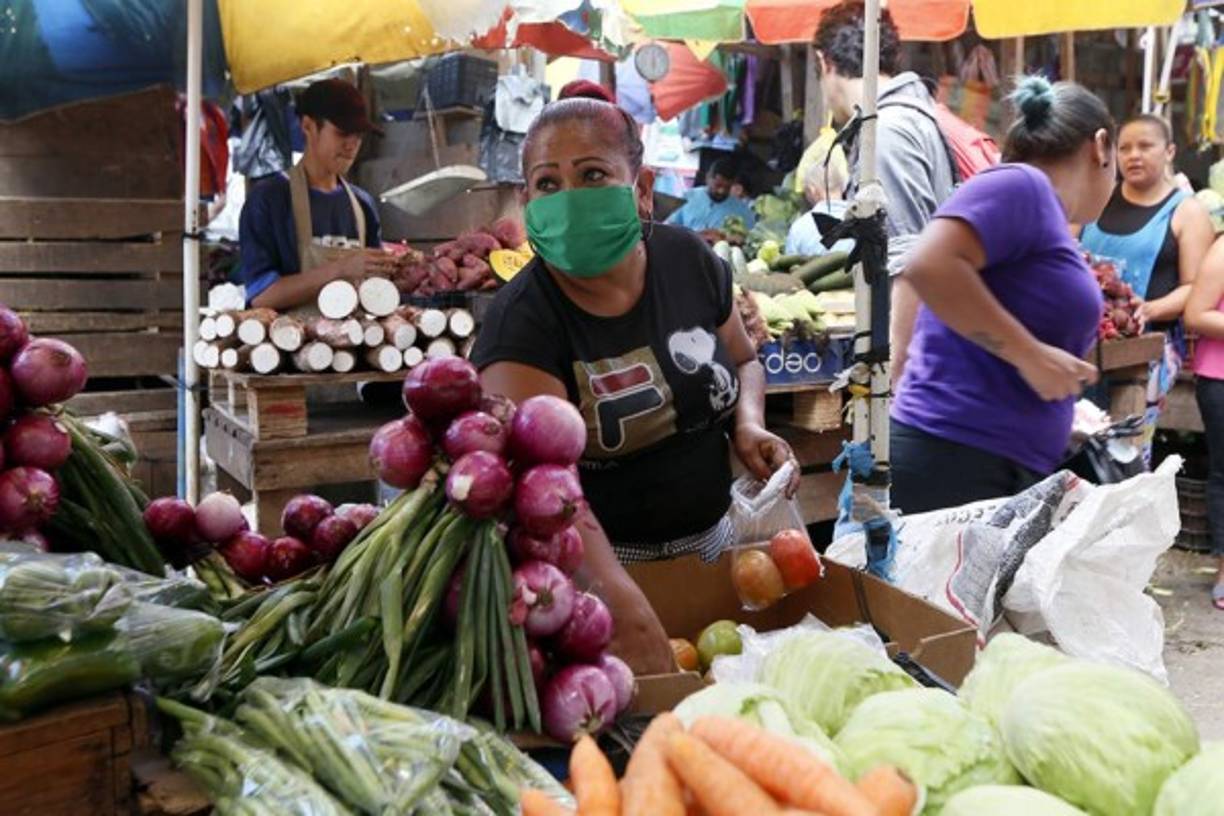 Como parte de esta medida, se suspenden labores en el sector público y privado durante el tiempo de excepción. También, se prohíben eventos de todo tipo y número de personas.