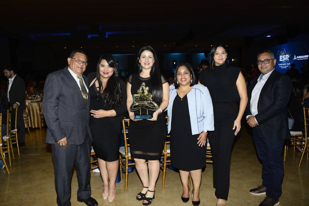 Francisco Escalante, Alejandra Valladares, Michelle Molina, Wendy Guevara, Bertha Torres y David Escobar