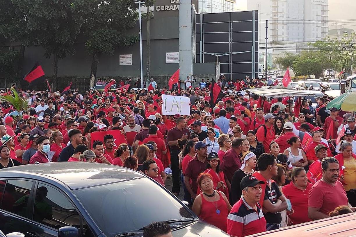 También en San Pedro Sula cientos de militantes de Libre se congregaron en el Monumento a La Madre.