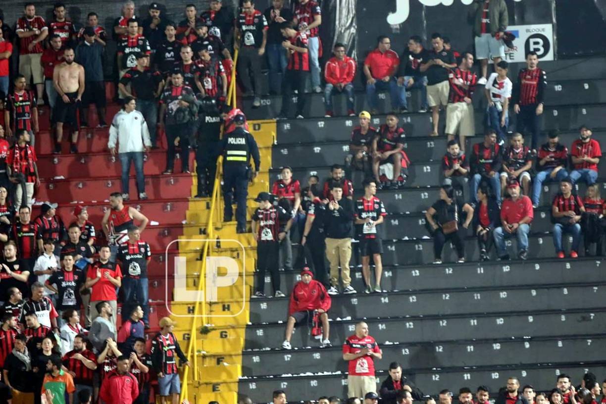 La policía costarricense puso control en las gradas para evitar mayores problemas entre los aficionados.