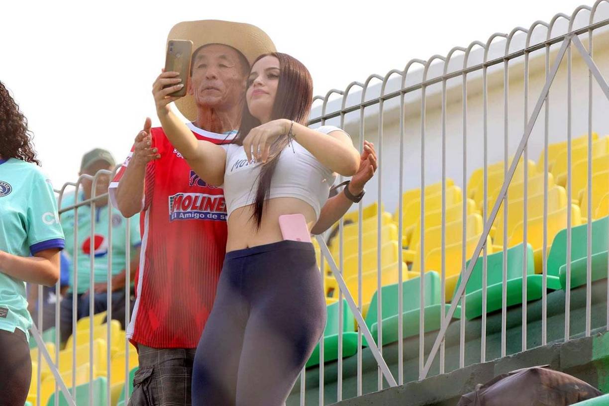 Un suertudo el aficionado japonés de la Real Sociedad al posar para una selfie con la guapa Yulia Posas.