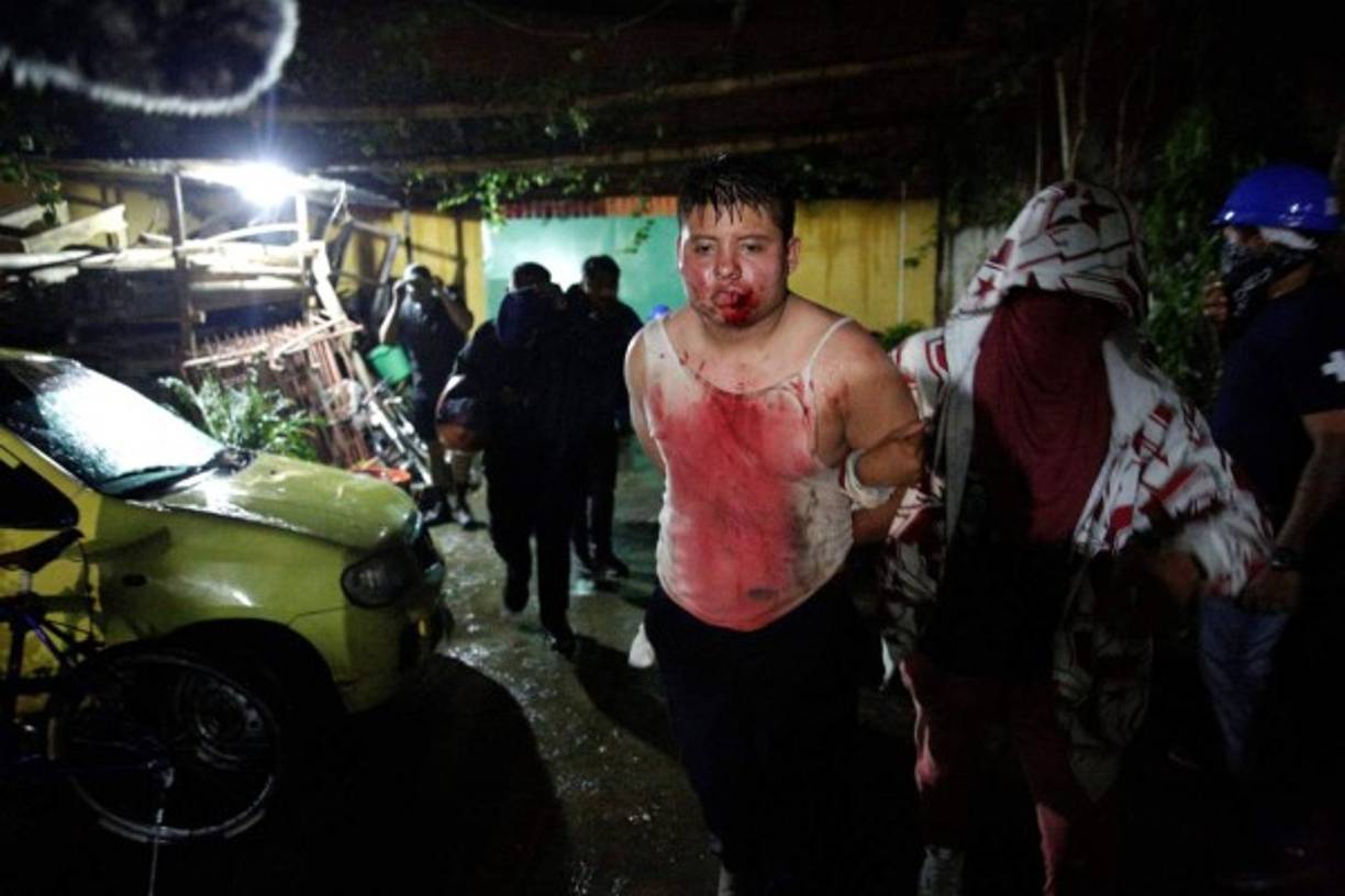 Minutos después llega un chico joven en bicicleta y da el último aviso. Por la esquina se acercan dos hombres con un 'prisionero'. Lo han interceptado en Nindirí, a la entrada de Masaya, intentando pasarse por un civil. Su camiseta ensangrentada y su cara magullada son señales de una paliza.