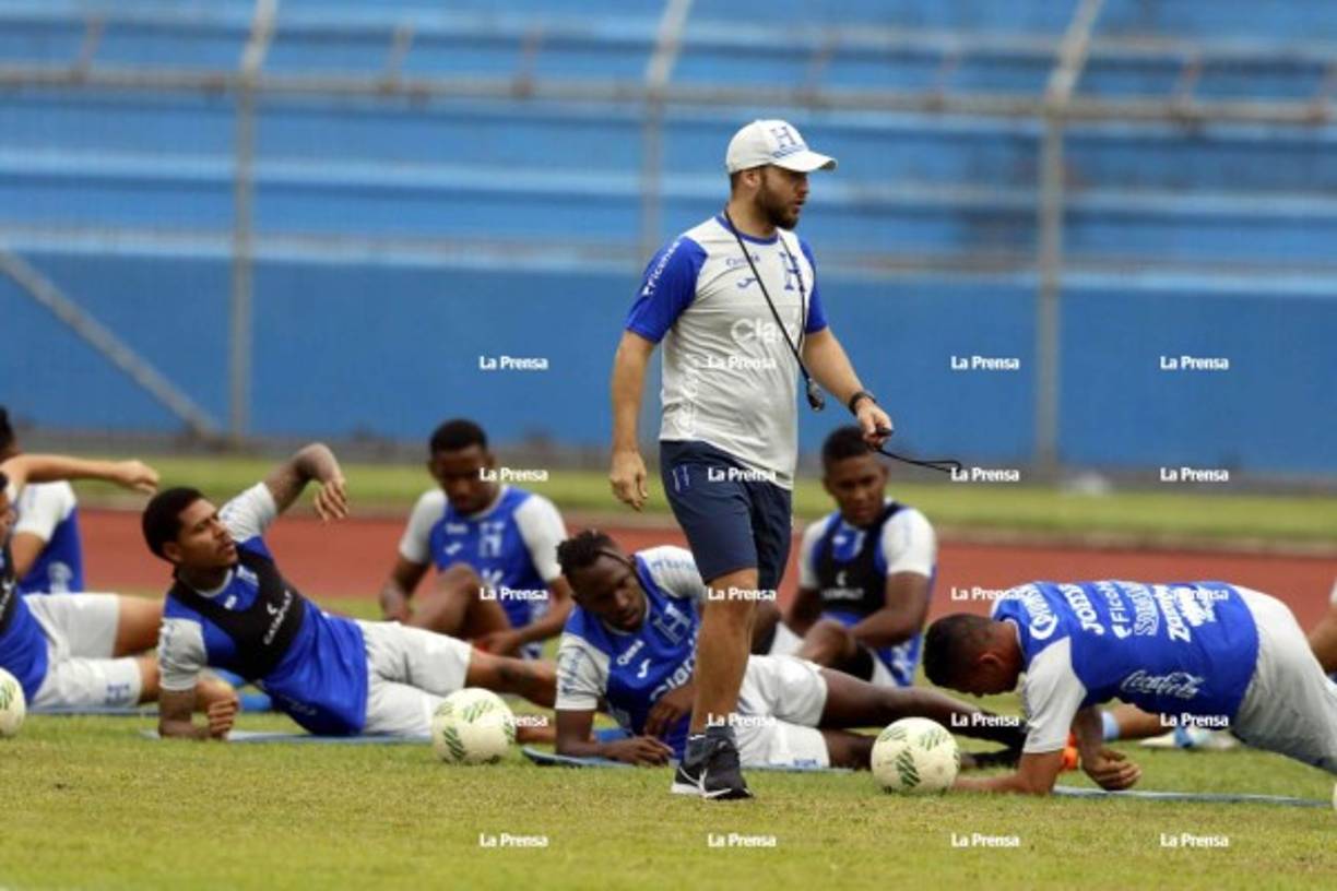 Sebastián Urrutia sigue de cerca los trabajos de los jugadores.