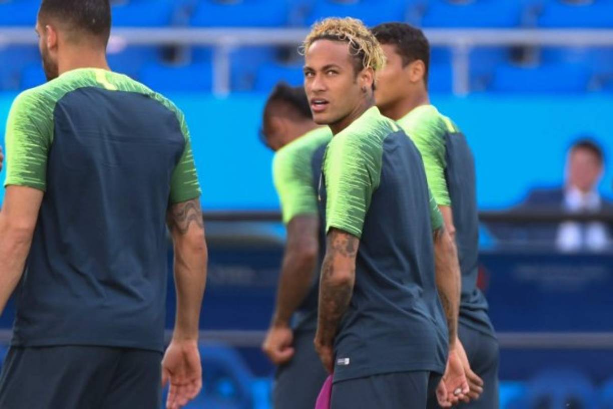 Neymar se pintó el pelo rubio y así debutará contra Suiza este domingo.