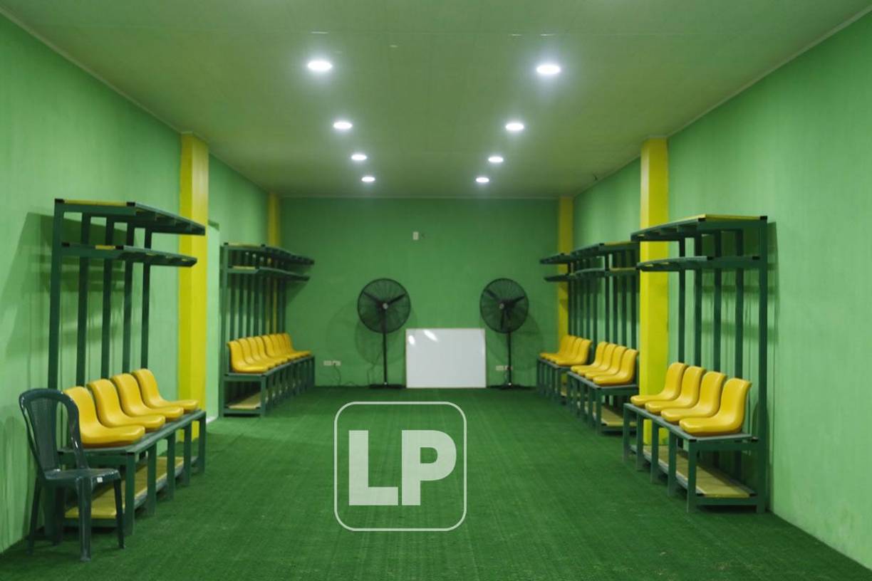 Las sillas en el vestuario tienen los colores que distinguen al Parrillas One.