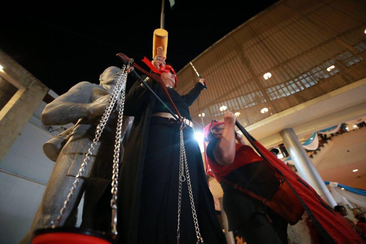 Hondureños montan vigilia en el Congreso por elección de Corte Suprema de Justicia