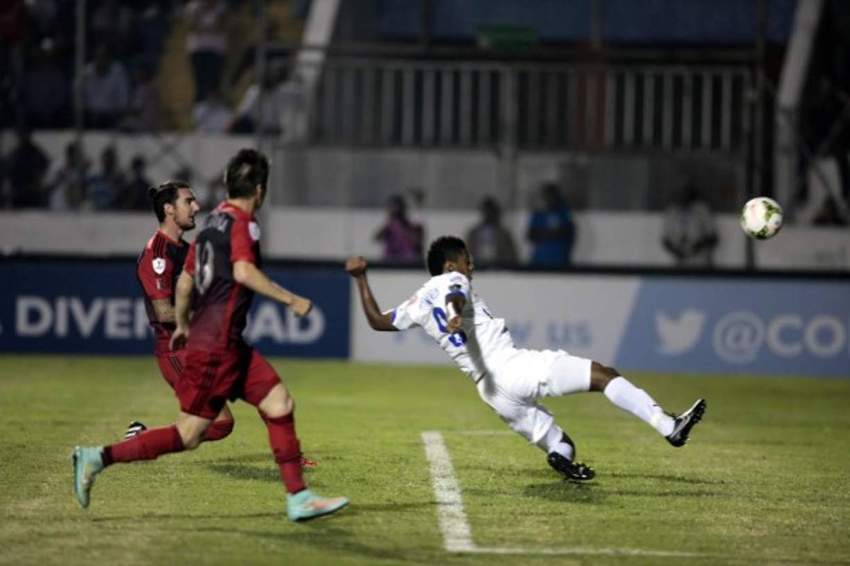 'Choco' Lozano al momento de marcar su doblete de la noche.