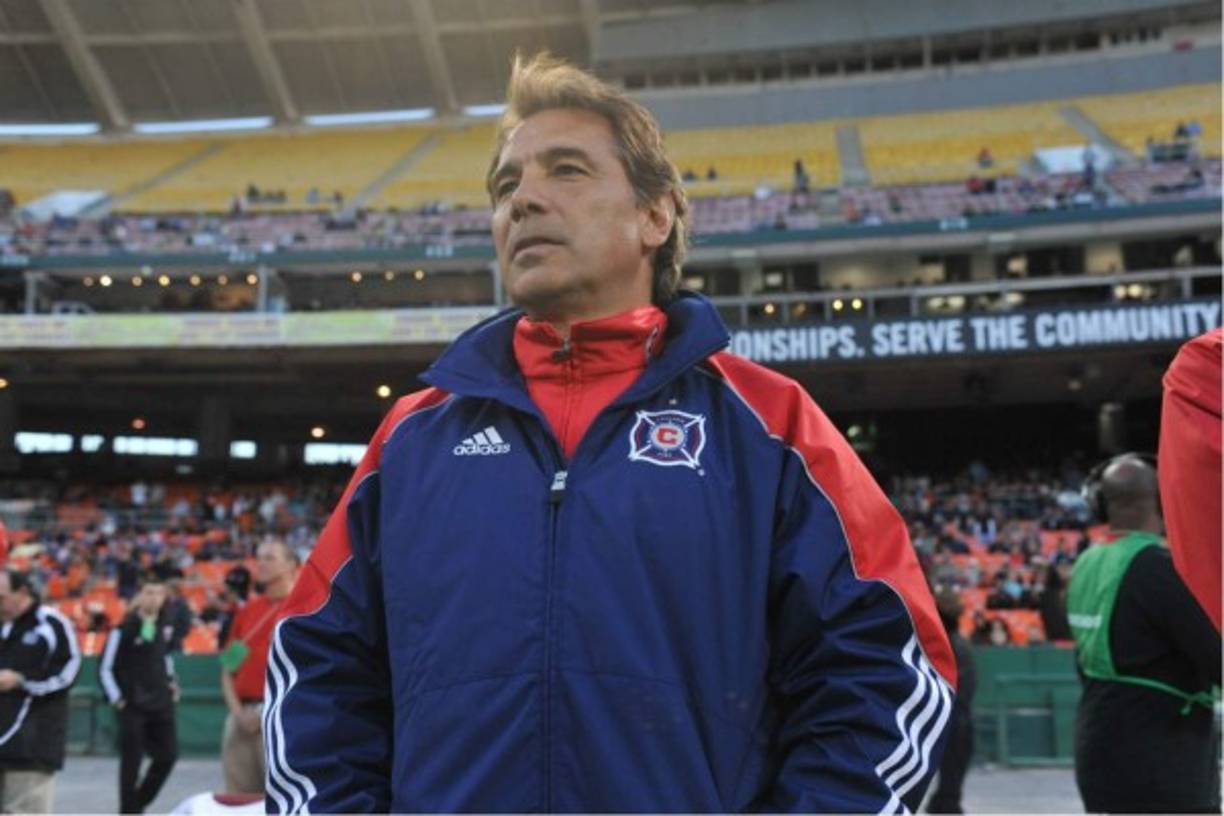 El mexicano Carlos de los Cobos ha vuelto a sonar para sentarse en el banquillo de la Selección de Honduras. Ya estuvo en la agenda catracha antes de la llegada de Jorge Luis Pinto.