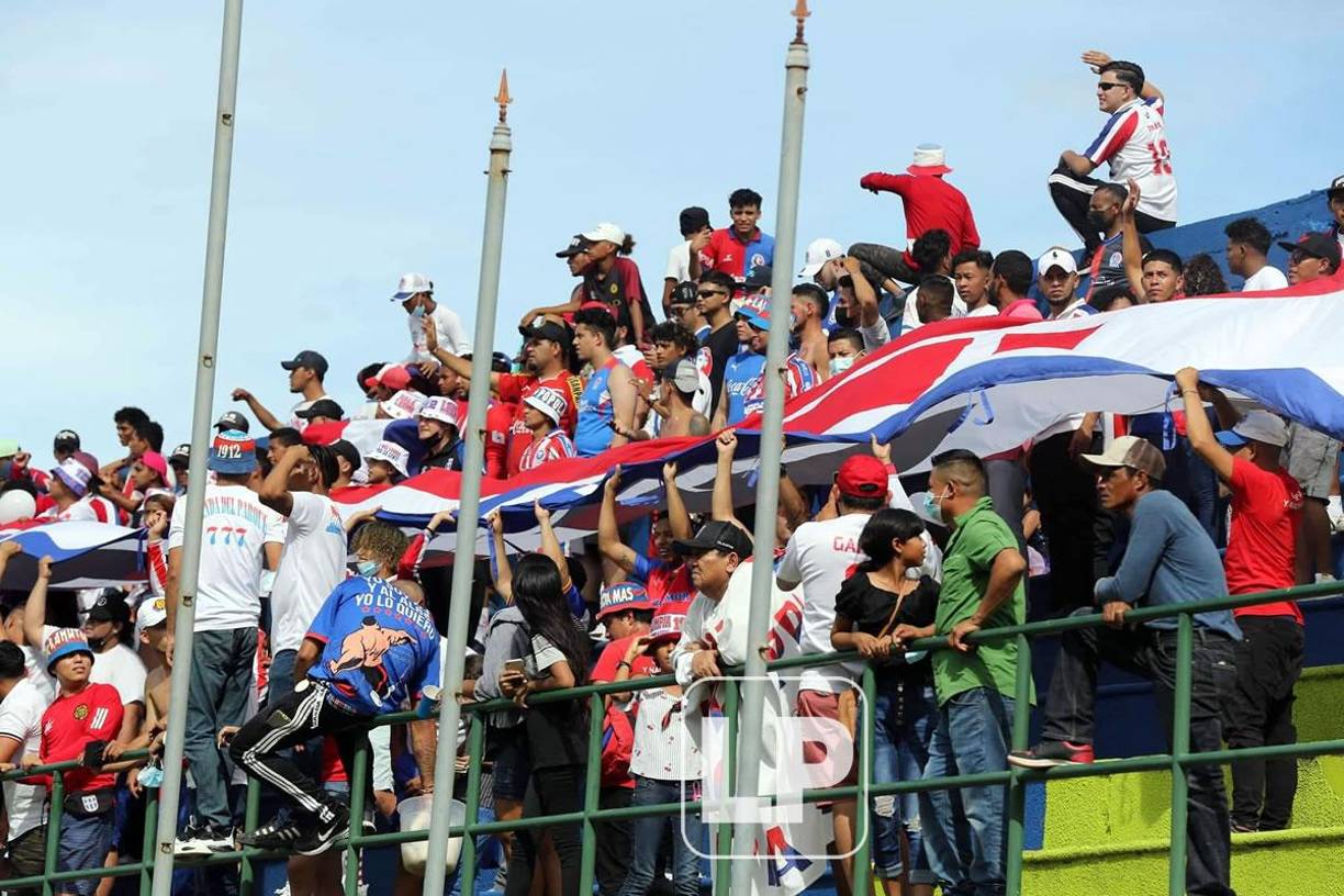 Los aficionados del Olimpia viajaron hasta Olancho para apoyar al líder del torneo.