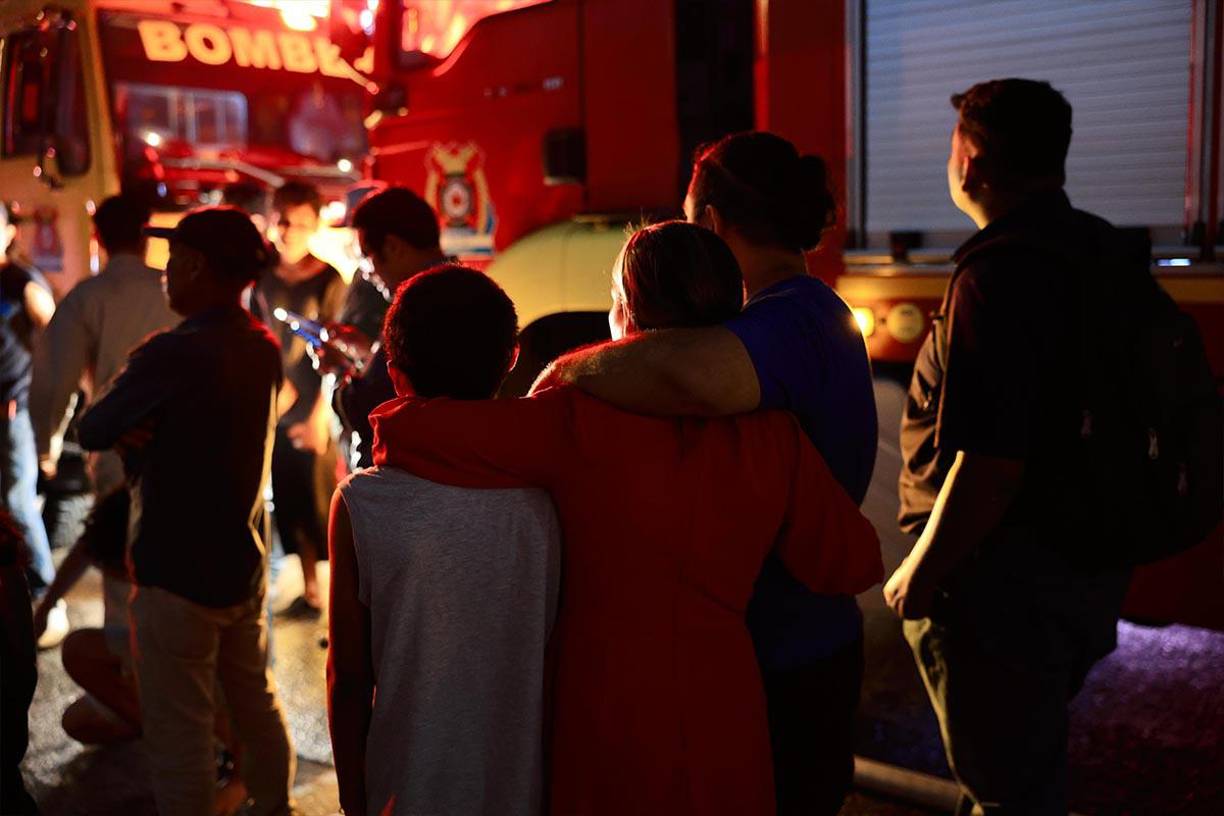 Los vecinos al escuchar las explosiones de cohetes fueron a ver lo que sucedía y se encontraron con una gran llama de fuego en la vivienda.