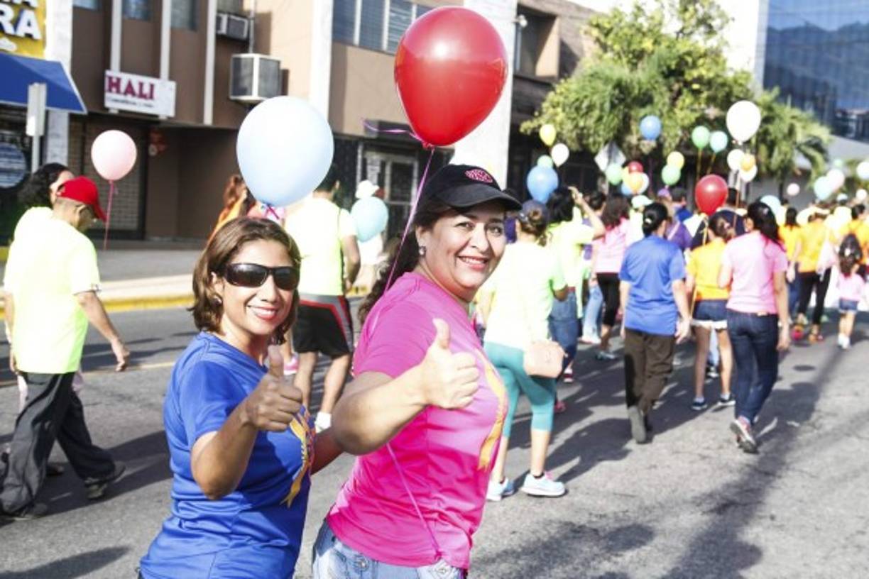 Estas sampedranas se sumaron con alegría a la caminata de colores.