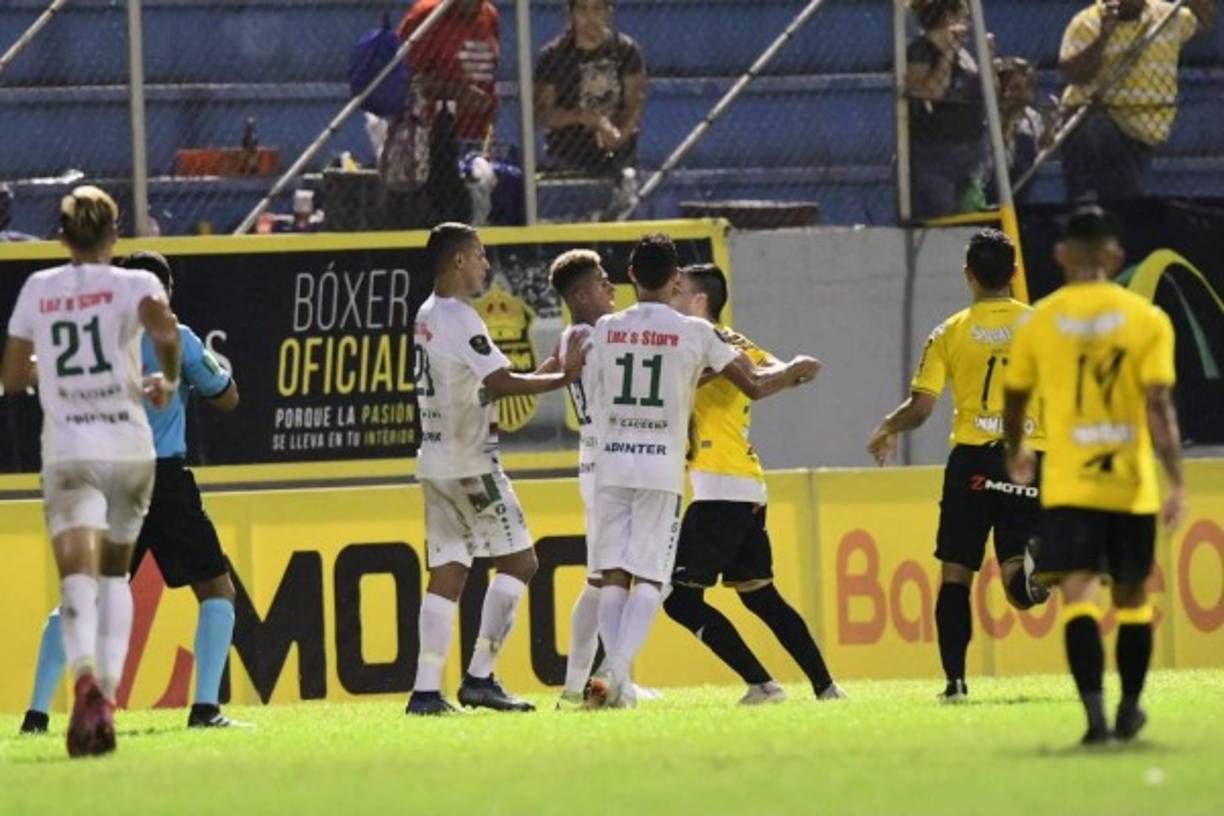 Los jugadores de ambos clubes estuvieron discutiendo por varios minutos .