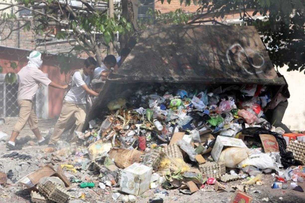 Los alumnos voltearon basureros ubicados en el Instituto Técnico Honduras.