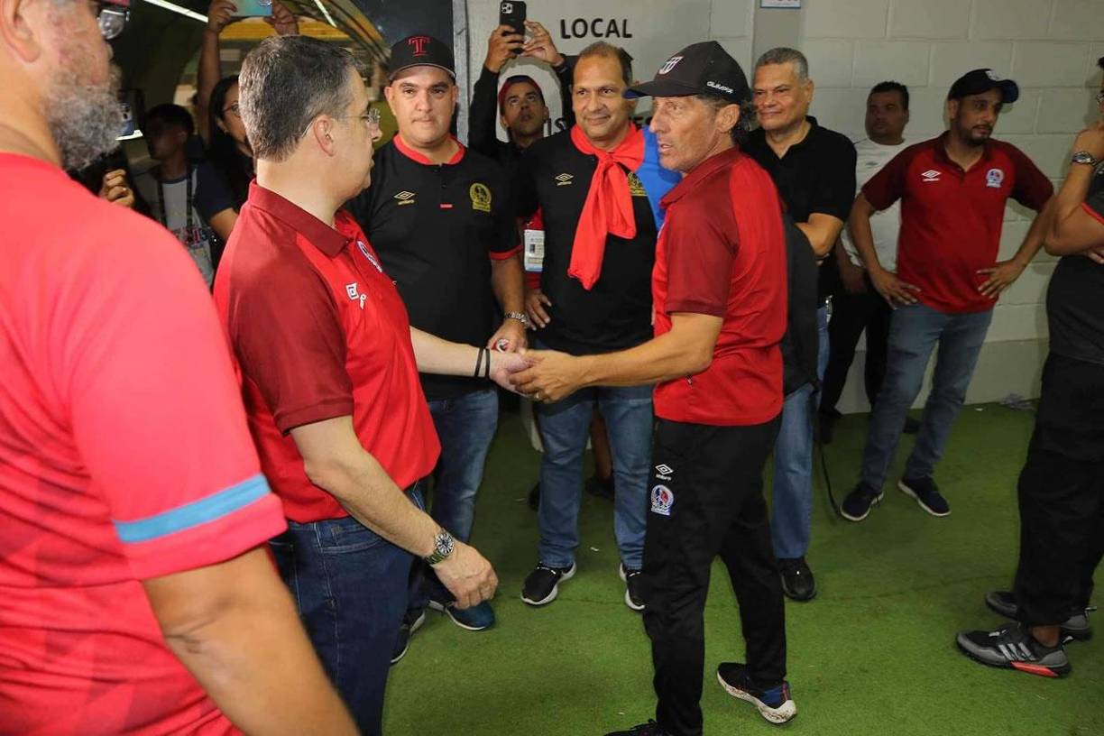 Pedro Troglio recibió la especial felicitación del presidente del Olimpia, Rafael Villeda, en el vestuario tras el partido.