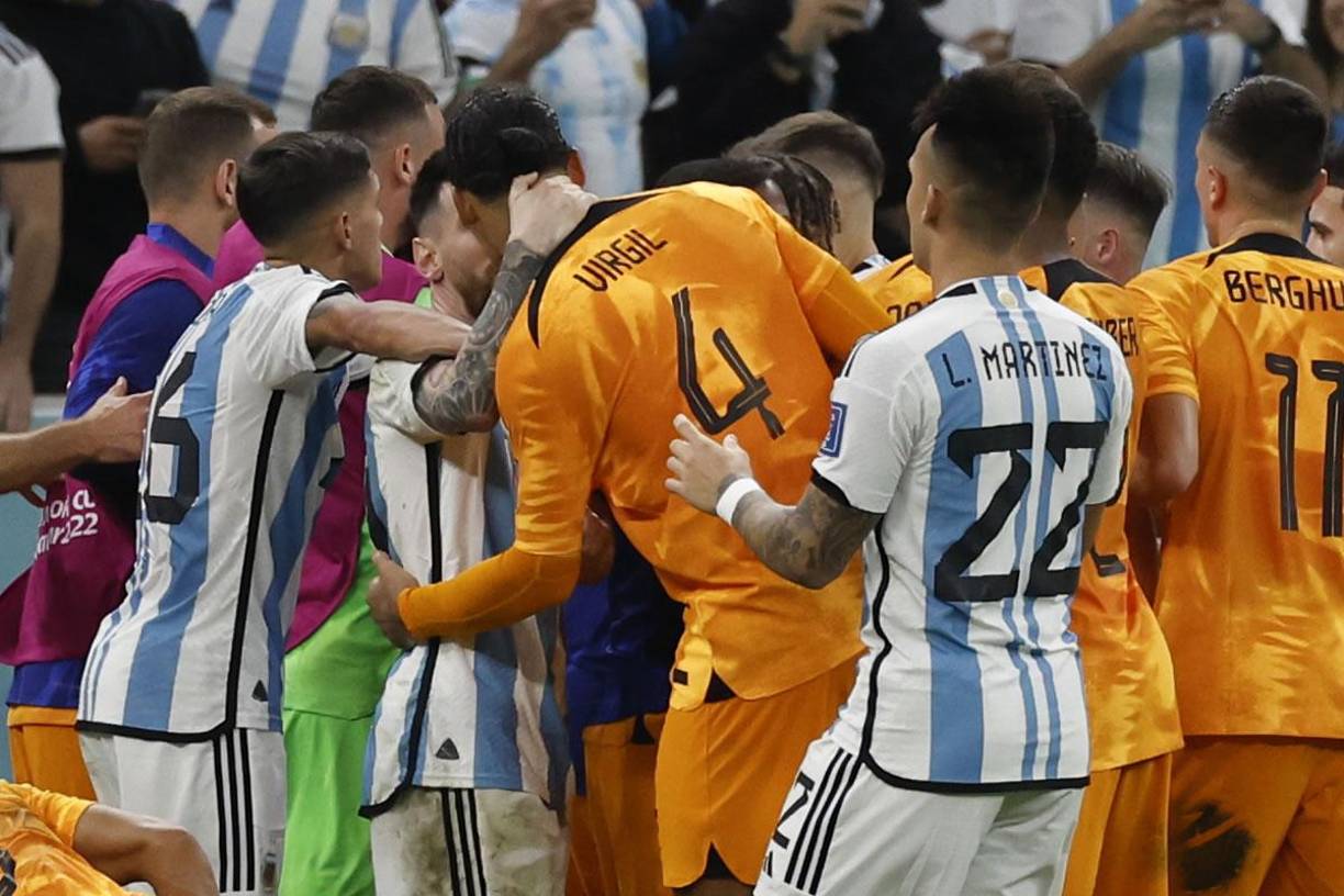 Lionel Messi agarró de la nuca a Virgil van Dijk para hablar en plena pelea de sus compañeros.