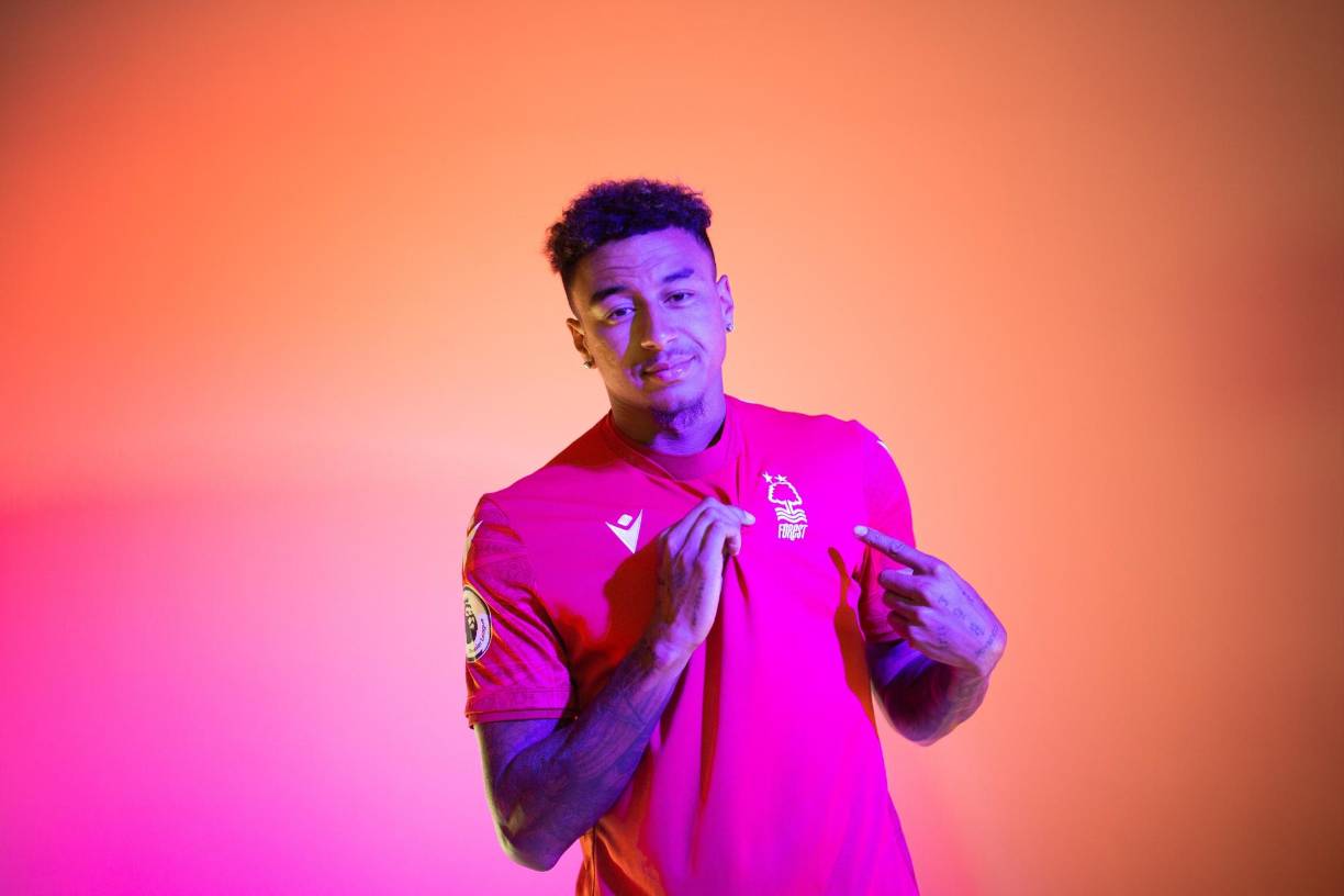 El jugador internacional inglés Jesse Lingard ha escogido el recién ascendido Nottingham Forest para jugar el próximo año. El atacante llega libre, desde que terminara su vínculo con el Manchester United y se erige como el refuerzo número 11 del conjunto inglés. Según Sky Sports, se cree que su contrato de un año vale 135.000 euros por semana, más incentivos.