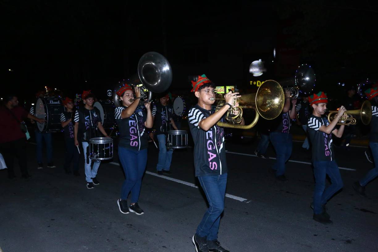 El Instituto Las Vegas, su popular banda, se hizo escuchar con toques navideños, merengues y otros ritmos.
