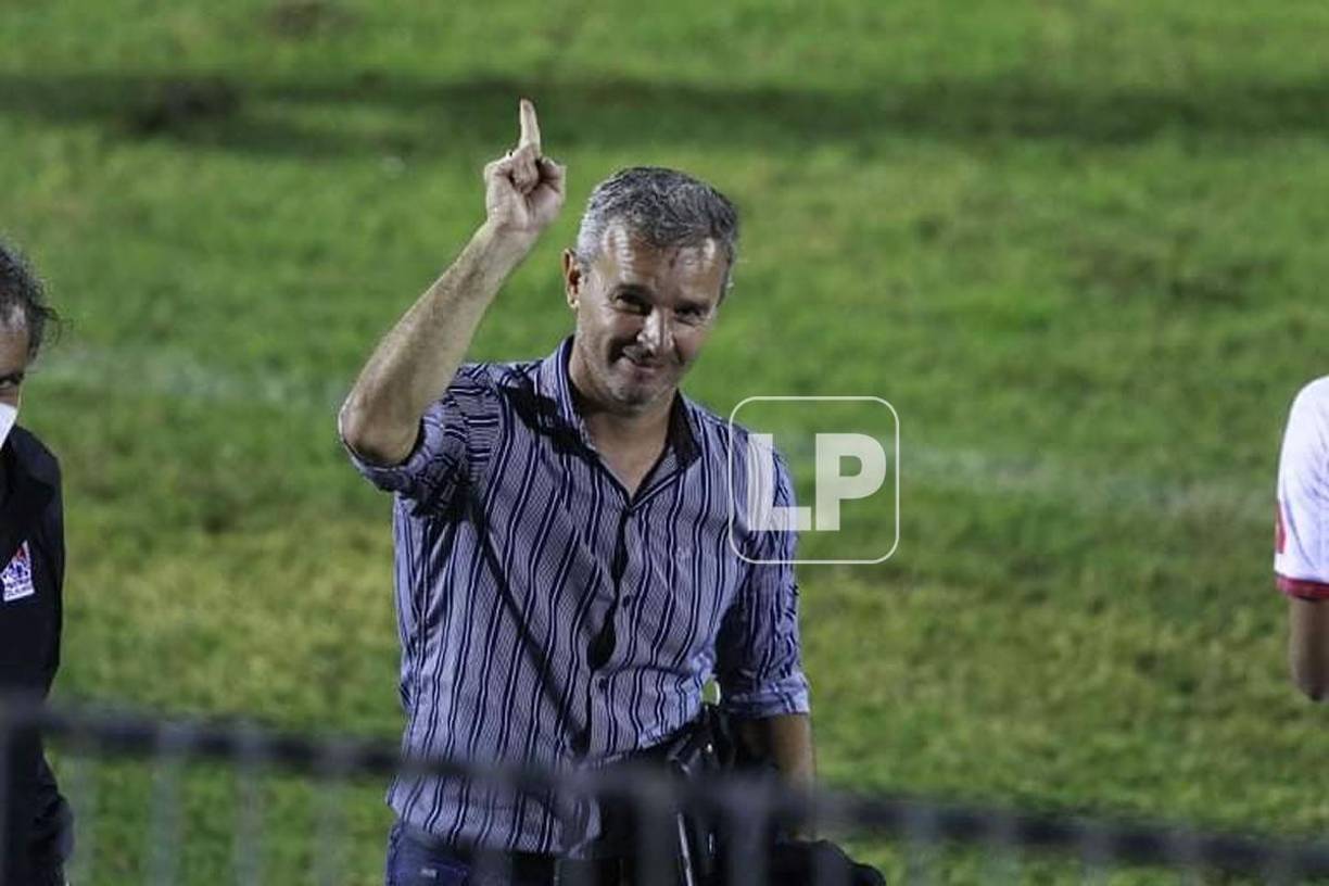 La felicidad de Pablo Lavallén celebrando el triunfo sobre el Vida.