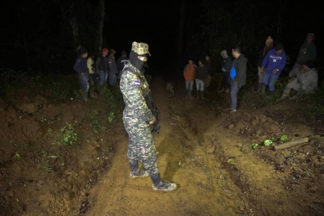 Pobladores de la montaña de Yerbabuena se allegaron a la zona donde ocurrió el accidente.