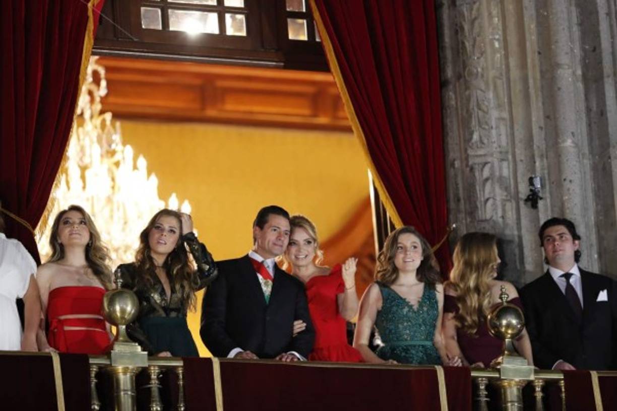 MEX027. CIUDAD DE MÉXICO (MÉXICO), 15/09/2018.- El presidente mexicano, Enrique Peña Nieto (c), y su esposa, Angélica Nieto (c-d), junto a sus hijos participan hoy, 15 de septiembre de 2018, durante el 'grito' para conmemorar los 208 años del inicio de la gesta independentista, en su última participación en este tradicional acto antes de que deje el cargo, en Ciudad de México (México). Junto con su esposa, Angélica Rivera, Peña Nieto apareció a las 23.00 hora local (04.00 GMT del sábado) en el balcón central del Palacio Nacional de Ciudad de México, sede del Ejecutivo, que mira a la Plaza de la Constitución, conocida como el Zócalo.EFE/Jorge Núñez